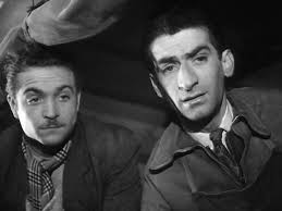 merlinpapin3's tweet photo. .@FredOL69007 .@tbarnaud Voici mon TOP12 des films du Réalisateur #JacquesBecker
5 – Antoine et Antoinette de Jacques Becker (1947) avec Claire Maffei Roger Pigaut Noel Roquevert Pierre Trabaud Gaston Modot Jacques Meyran
Antoine et Antoinette, un jeune couple installé à Paris, mène une existence monotone : lui travaille dans une imprimerie tandis qu'elle est vendeuse. Mais un soir, ils reprennent espoir : Antoine trouve dans le sac de sa compagne un billet de loterie gagnant. Il décide alors de l'encaisser mais perd son portefeuille. S'ensuit alors une série de péripéties qui redéfinira les priorités du couple tout en les forçant à conserver leur optimiste.