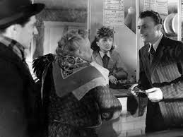 merlinpapin3's tweet photo. .@FredOL69007 .@tbarnaud Voici mon TOP12 des films du Réalisateur #JacquesBecker
5 – Antoine et Antoinette de Jacques Becker (1947) avec Claire Maffei Roger Pigaut Noel Roquevert Pierre Trabaud Gaston Modot Jacques Meyran
Antoine et Antoinette, un jeune couple installé à Paris, mène une existence monotone : lui travaille dans une imprimerie tandis qu'elle est vendeuse. Mais un soir, ils reprennent espoir : Antoine trouve dans le sac de sa compagne un billet de loterie gagnant. Il décide alors de l'encaisser mais perd son portefeuille. S'ensuit alors une série de péripéties qui redéfinira les priorités du couple tout en les forçant à conserver leur optimiste.