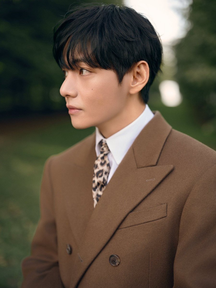 spinorbinmusic's tweet image. 👑 Vogue China 🇨🇳 and Elle India 🇮🇳 crown Kim Taehyung as one of the Top 5 Best Dressed Men at Paris Fashion Week — serving timeless elegance and charisma! ✨🖤
#KimTaehyung #V #ParisFashionWeek #BTS #FashionIcon
