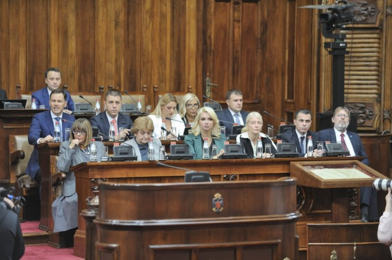 MolitvaDuse's tweet photo. ... 🔥

Skupština glasala.. protiv dece, protiv čovečnosti..

Treba da ostane zabeleženo.. 33 poslanika je glasalo ZA, 170 protiv Zakona roditelj–negovatelj... 

To nije glasanje o paragrafima, to je glasanje o deci koja dišu preko aparate, o roditeljima koji ne spavaju, o porodicama koje žive između apoteka i bolnica...

170 ruku u Skupštini diglo se protiv života...

I ne, nemojte to zvati „procedurom“... 
To je kolektivna sramota, potpisana na oči čitavog naroda. .

Niste glasali protiv zakona, glasali ste protiv majke koja nosi svoje dete na rukama do fizijatra jer nema prevoza... 
Glasali ste protiv oca koji prodaje poslednju stvar iz kuće da bi kupio lek...
 Glasali ste protiv devojčice koja nikada neće progovoriti, ali ipak zaslužuje dostojanstvo...

A vi ste rekli – NE!!1

Šta još treba da vam pokažu ti roditelji? 
Ožiljke na telu od nespavanja?
 Ruke koje drhte od prevelikog tereta?
 Oči koje plaču kad niko ne gleda?

 Ili da vam donesu dete u invalidskim kolicima ispred Skupštine, pa da im u lice kažete: „170 vas koji ste protiv“?

Vi koji ste glasali protiv .. nemojte se nikada više zaklinjati u porodicu, u narod, u decu... 
Vi ste se zakleli u privilegije, u fotelje, u slepilo moći...

I da znate.. istorija ima dugu memoriju...
 Kada se bude pisalo o ovoj zemlji, pisaće se i o 33 koji su imali trunku ljudskosti i o 170 koji su je zgazili.
 Pisaće se da ste odbili da pomognete najranjivijima. Pisaće se da ste izabrali sramotu...

I neka vam to bude epitaf.. ovaj narod će zaboraviti vaše govore, ali neće zaboraviti da ste 170 puta rekli NE deci...