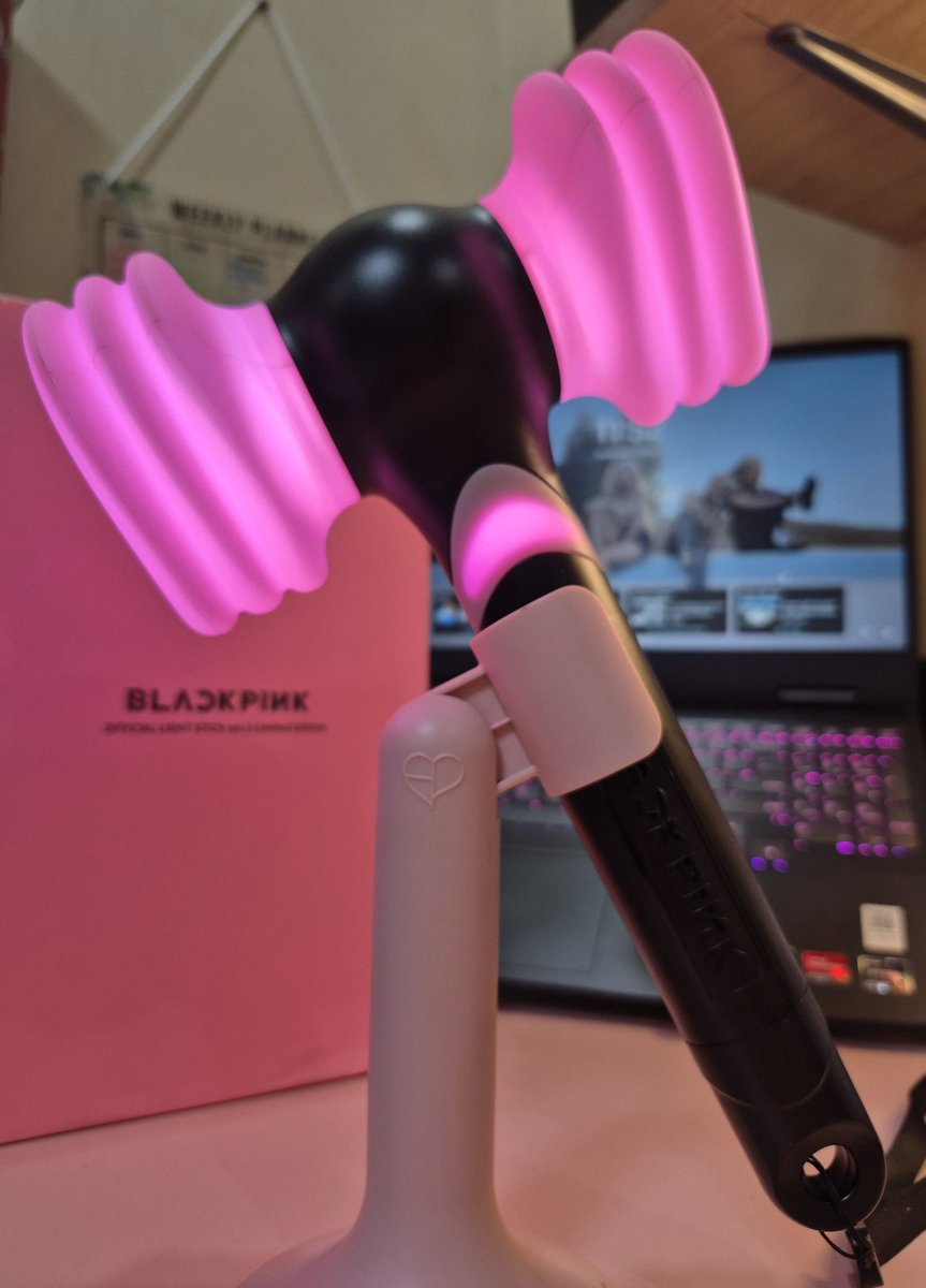 daegucciTH's tweet photo. blackpink lightstick hammerbong for rent! 

Rental fee: 800 pesos
Security deposit: 1000 pesos (refundable)

Loc: Manila
Sdd only

Pm for details! 🩷 https://t.co/d3Ki6iKuXn