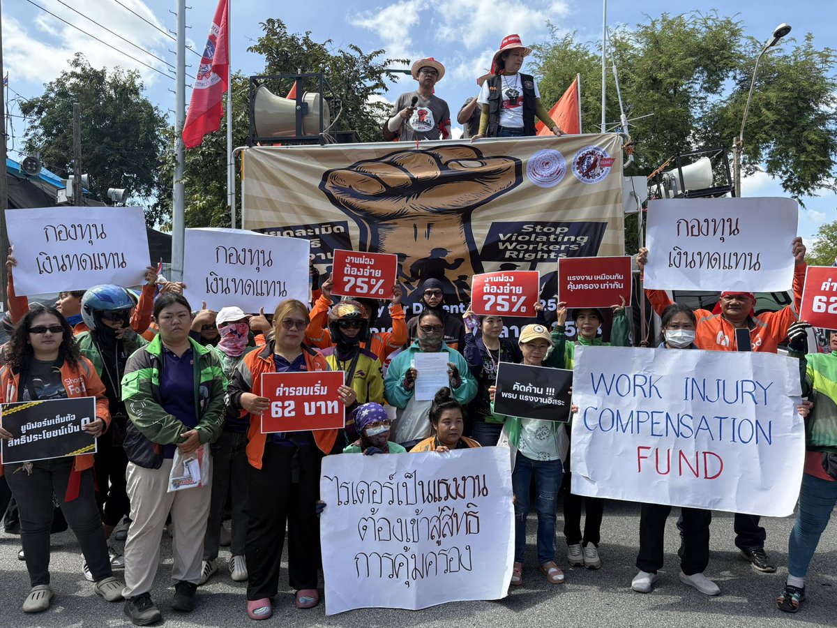 JustEconLabor's tweet image. &quot;งานที่มีคุณค่า คือ งานที่คำนึงถึงความเป็นมนุษย์ของคนทำงาน&quot; 
 . 
7 ตุลาคม JELI พร้อมเครือข่าย #ไรเดอร์ เข้าร่วมงาน #WorldDayforDecentWork 2025 “ยกเลิกการจ้างงานที่ไม่มั่นคง หยุดละเมิดสิทธิแรงงาน” ผลักดันให้ทุกคนมีงานที่มีคุณค่าตามแนวคิดของ ILO  
.
👉facebook.com/share/p/17BzS1…