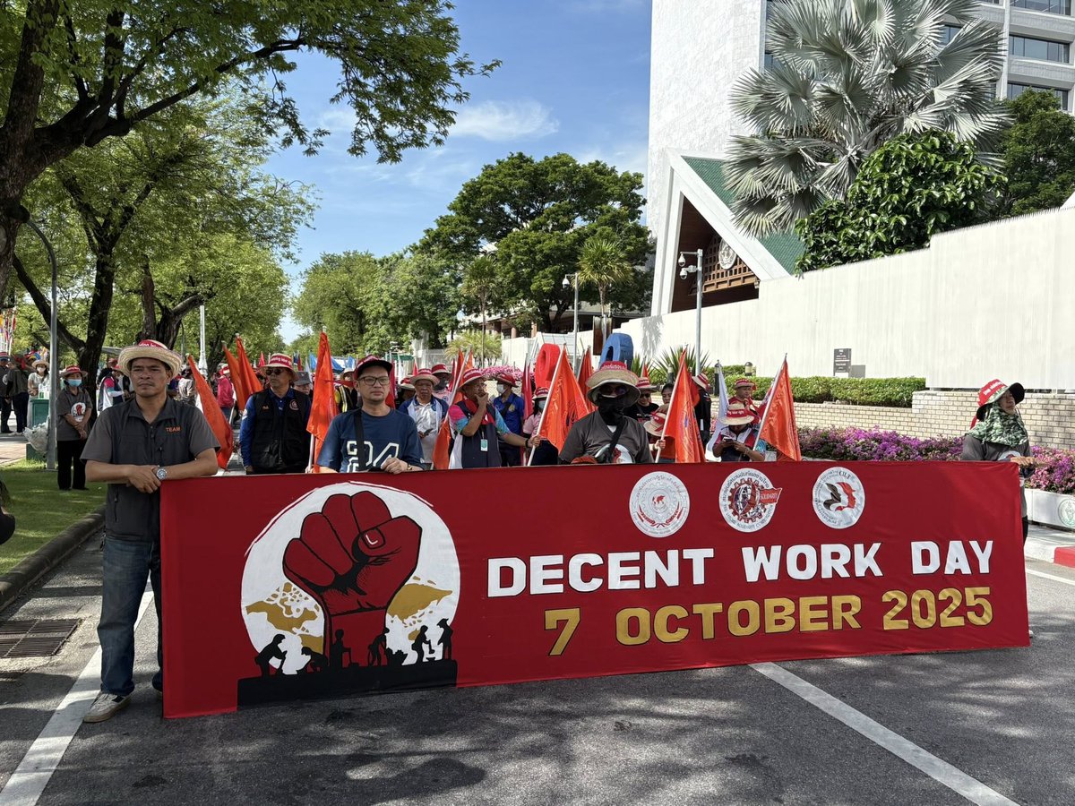 JustEconLabor's tweet image. &quot;งานที่มีคุณค่า คือ งานที่คำนึงถึงความเป็นมนุษย์ของคนทำงาน&quot; 
 . 
7 ตุลาคม JELI พร้อมเครือข่าย #ไรเดอร์ เข้าร่วมงาน #WorldDayforDecentWork 2025 “ยกเลิกการจ้างงานที่ไม่มั่นคง หยุดละเมิดสิทธิแรงงาน” ผลักดันให้ทุกคนมีงานที่มีคุณค่าตามแนวคิดของ ILO  
.
👉facebook.com/share/p/17BzS1…