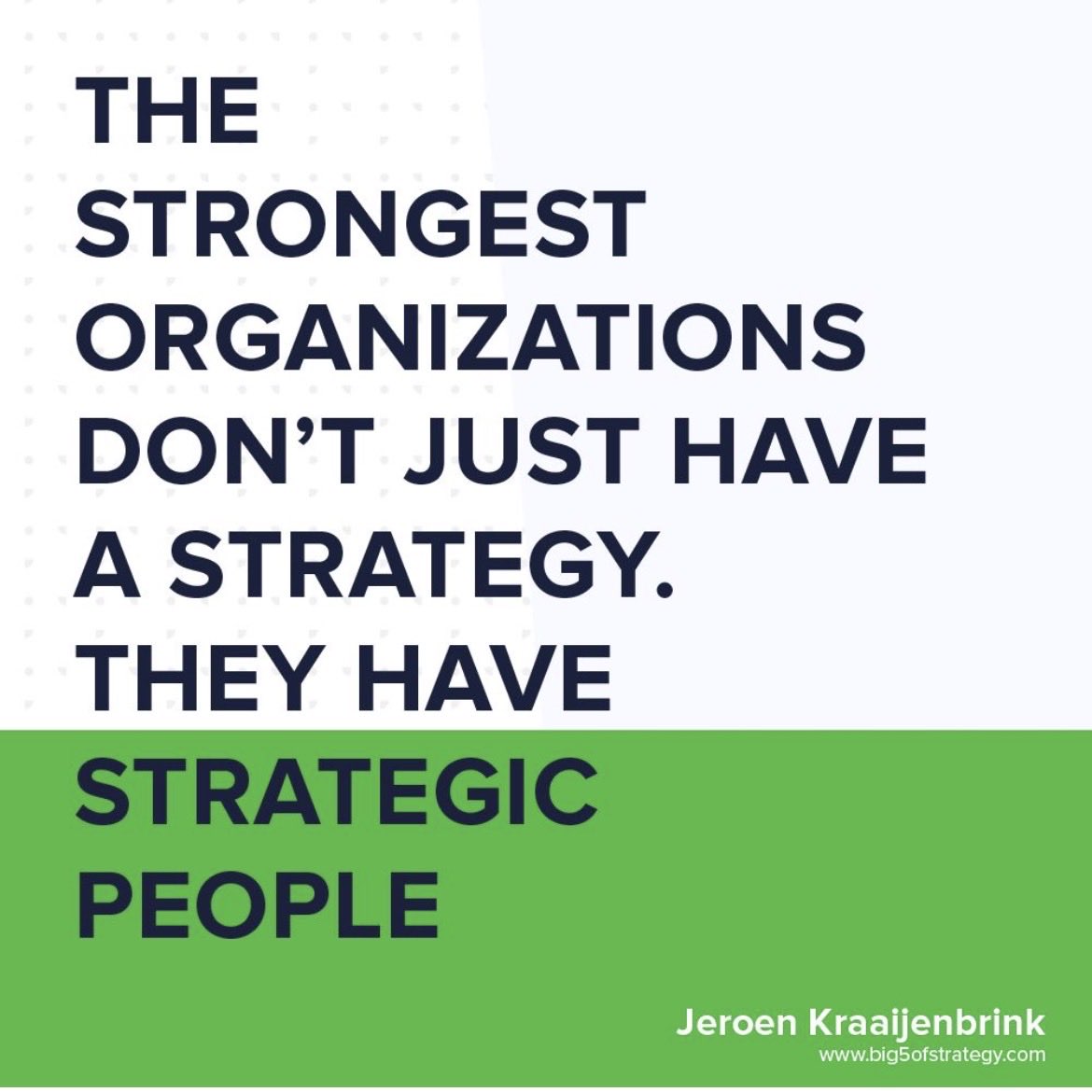يقول خبير الاستراتيجية يروين كراينبريك

"ما الذي يفوق أهمية امتلاك استراتيجية قوية؟
وما الذي يتجاوز جودة التنفيذ وإحكامه؟
الجواب ببساطة: أن تمتلك أشخاصًا استراتيجيين — في كل مستوى من مستويات المنظمة.

كثير من المؤسسات تظن أن الاستراتيجية تسكن في وثيقة أنيقة، خطة خمسية، عرض