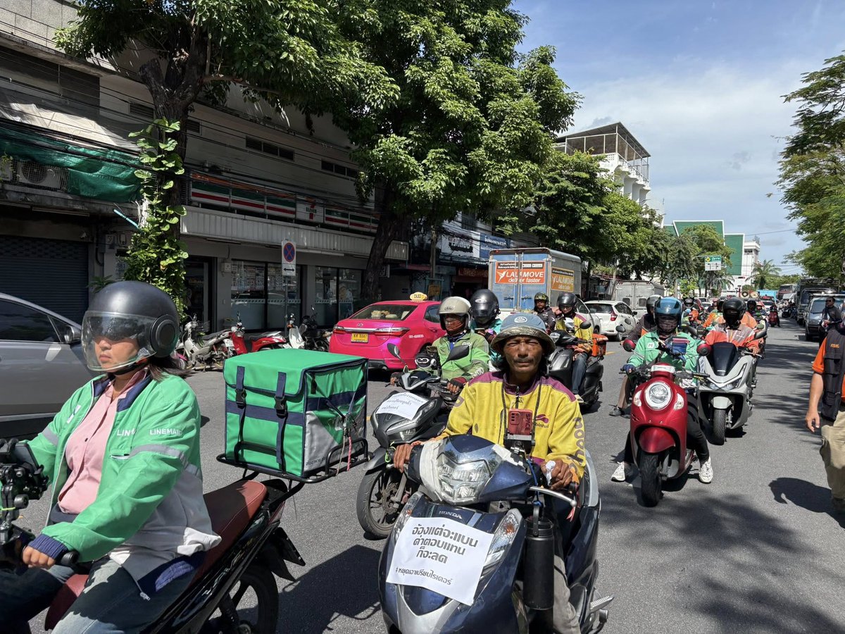 JustEconLabor's tweet image. &quot;งานที่มีคุณค่า คือ งานที่คำนึงถึงความเป็นมนุษย์ของคนทำงาน&quot; 
 . 
7 ตุลาคม JELI พร้อมเครือข่าย #ไรเดอร์ เข้าร่วมงาน #WorldDayforDecentWork 2025 “ยกเลิกการจ้างงานที่ไม่มั่นคง หยุดละเมิดสิทธิแรงงาน” ผลักดันให้ทุกคนมีงานที่มีคุณค่าตามแนวคิดของ ILO  
.
👉facebook.com/share/p/17BzS1…