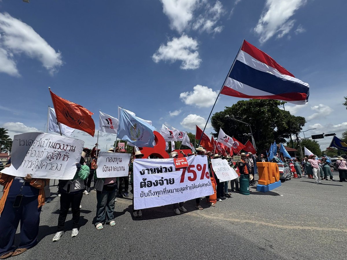 JustEconLabor's tweet image. &quot;งานที่มีคุณค่า คือ งานที่คำนึงถึงความเป็นมนุษย์ของคนทำงาน&quot; 
 . 
7 ตุลาคม JELI พร้อมเครือข่าย #ไรเดอร์ เข้าร่วมงาน #WorldDayforDecentWork 2025 “ยกเลิกการจ้างงานที่ไม่มั่นคง หยุดละเมิดสิทธิแรงงาน” ผลักดันให้ทุกคนมีงานที่มีคุณค่าตามแนวคิดของ ILO  
.
👉facebook.com/share/p/17BzS1…