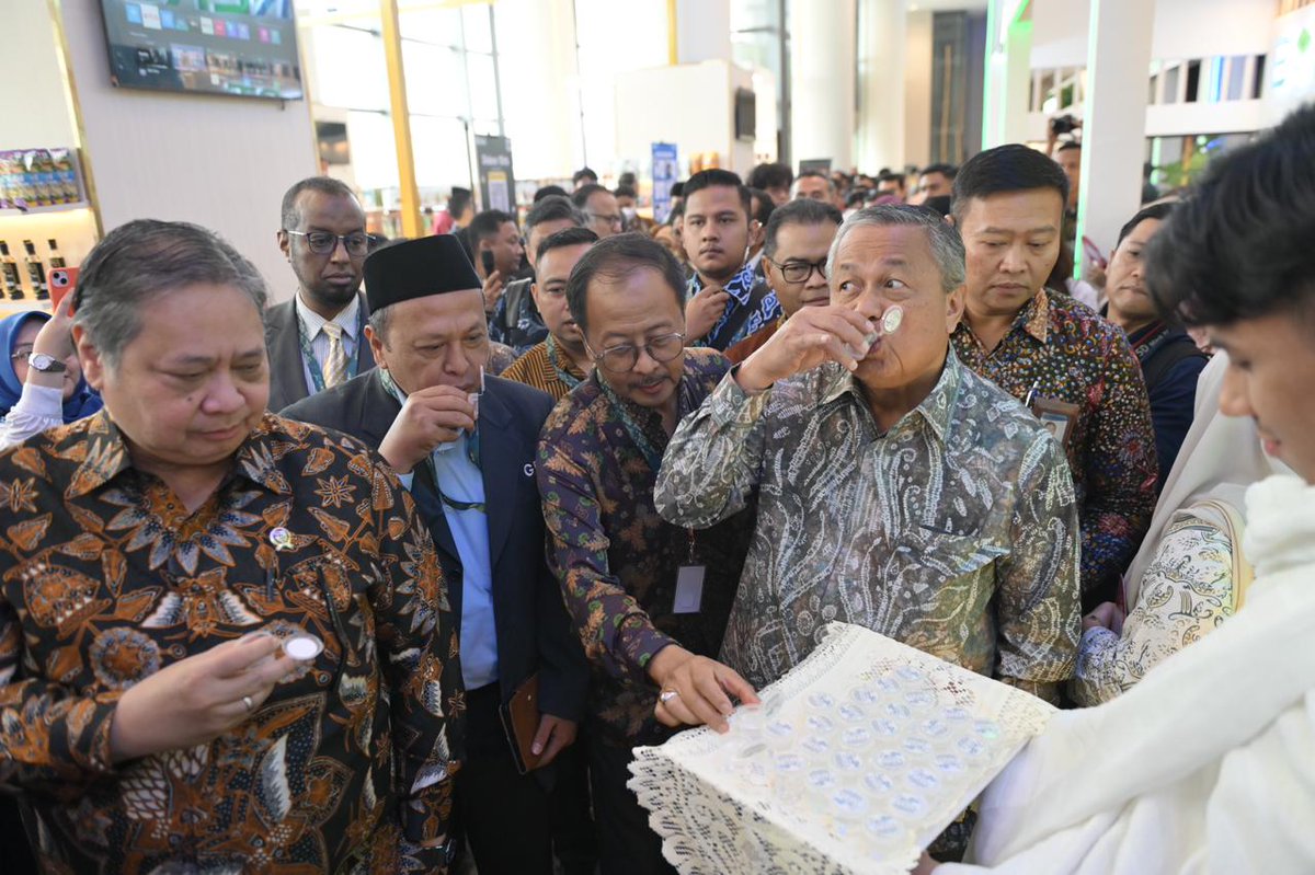 Kira-kira produk yang lagi dicobain apa ya? Penasaran juga sih #ISEF2025  #EkonomiSyariah  #IndonesiaShariaEconomicFestival