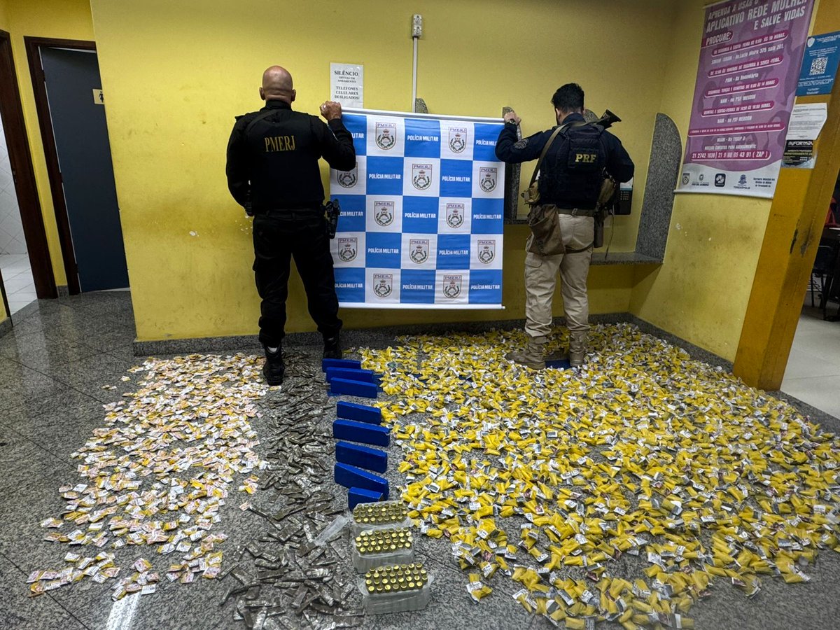 PMERJ's tweet photo. Policiais do #30BPM apreenderam expressiva quantidade de drogas durante uma ação conjunta com agentes da #PRF, na Rodovia Santos Dumont, altura do Vale da Revolta, em Teresópolis. Os criminosos fugiram com a chegada das equipes. Ocorrência encaminhada à  110ª DP.
#ServireProteger https://t.co/fV1yBuXK8y