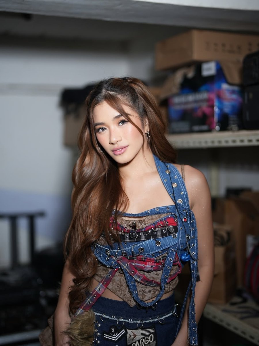 iahsgf's tweet image. A LIVING BARBIE DOLL