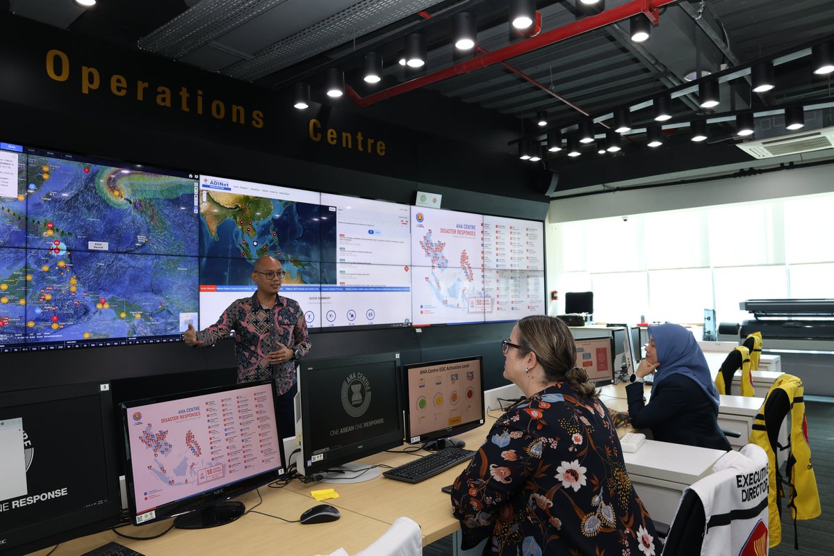 CanadaASEAN's tweet photo. Strengthening disaster resilience in ASEAN! 🤝
Ambassador @AmbraDickie’s courtesy call to @AHACentre Executive Director Lee Yam Ming highlights Canada’s ongoing commitment to ASEAN’s resilience and humanitarian efforts.

#OneASEANOneResponse

Photo: AHA Centre. https://t.co/HF3ueyvmeq