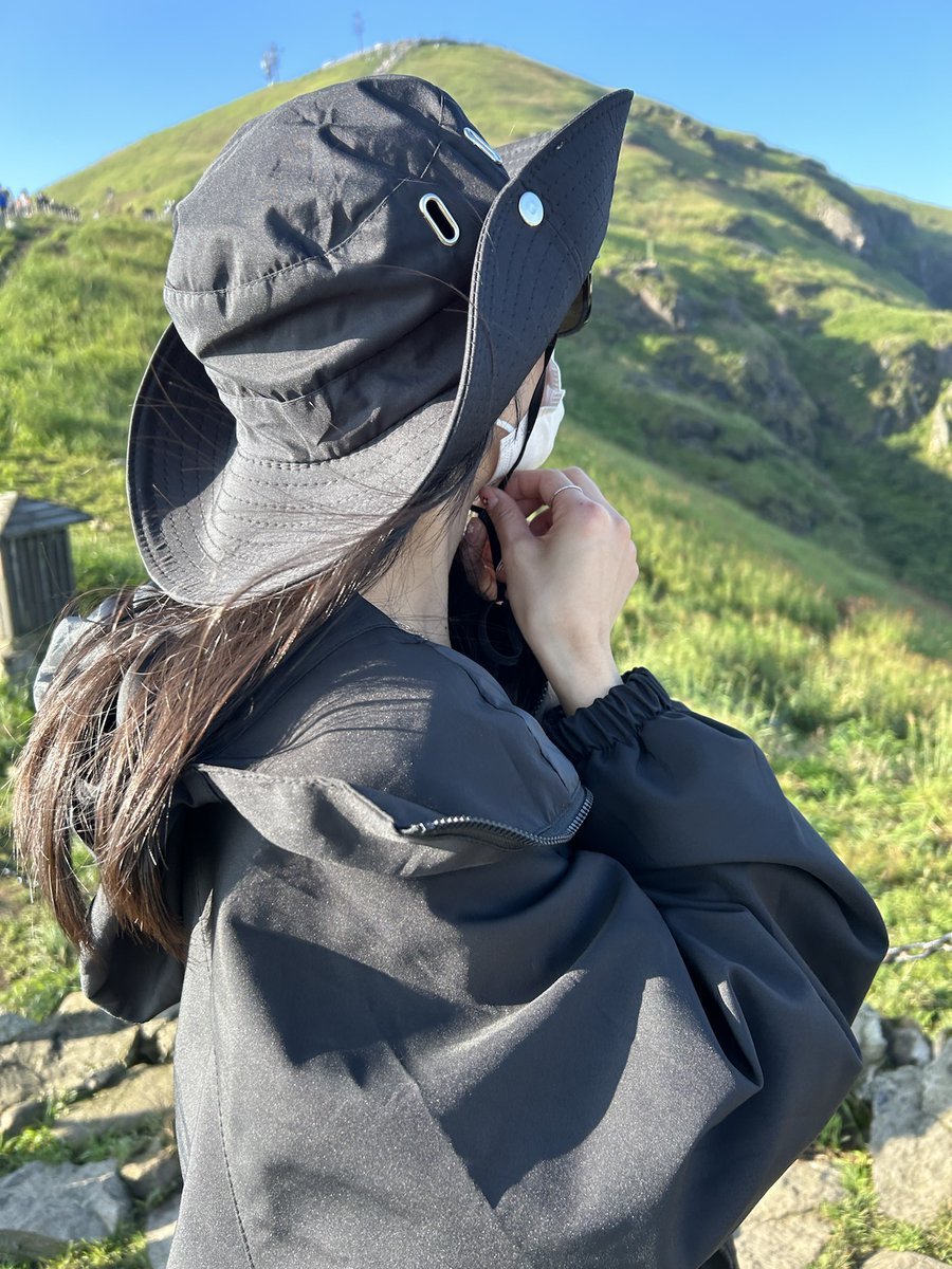 mkumether's tweet image. 朝の登山、そよ風が頬をなで、太陽の光が山間に差#登山し込んで、新鮮な空気が心を晴れやかにしてくれます🌄✨