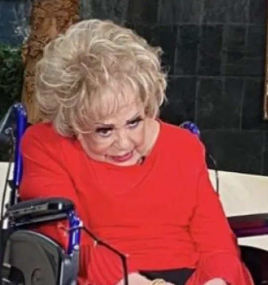 Silvia Pinal viendo que le pusieron cara de pato 

#LMD7 #LaMasDraga