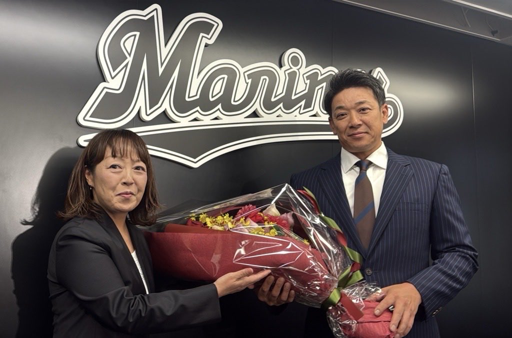 就任会見で #サブロー 新監督に花束を渡す谷保さん。新監督もサプライズに驚いていました。
本日から始まる新体制。春の都城キャンプでは昭和のような厳しいキャンプをテーマにしていた新監督。
厳しく質と量の両方を求めていきます。
#chibalotte #広報