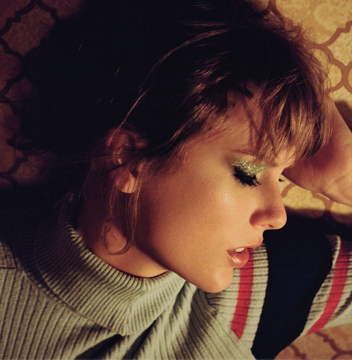 💬 | Taylor Swift confirms "Midnight Rain" is written about high school  

"There's a song called on Midnight's called Midnight Rain...I regularly go back to that period because everything felt so significant then."