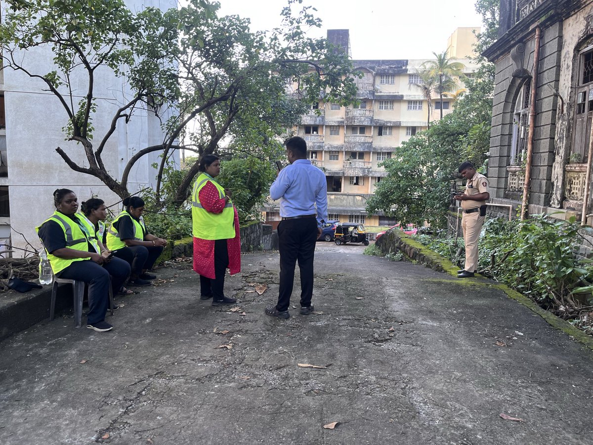 firdosh0988's tweet photo. Yesterday, 7th October, the A1 group security illegally broke a door inside Bhabha Sanitorium. You can see in the videos and images that inspire of the police being there did nothing.
@MumbaiPolice is this the kind of justice that you aim to serve to the people? https://t.co/RHw5usg6Qt