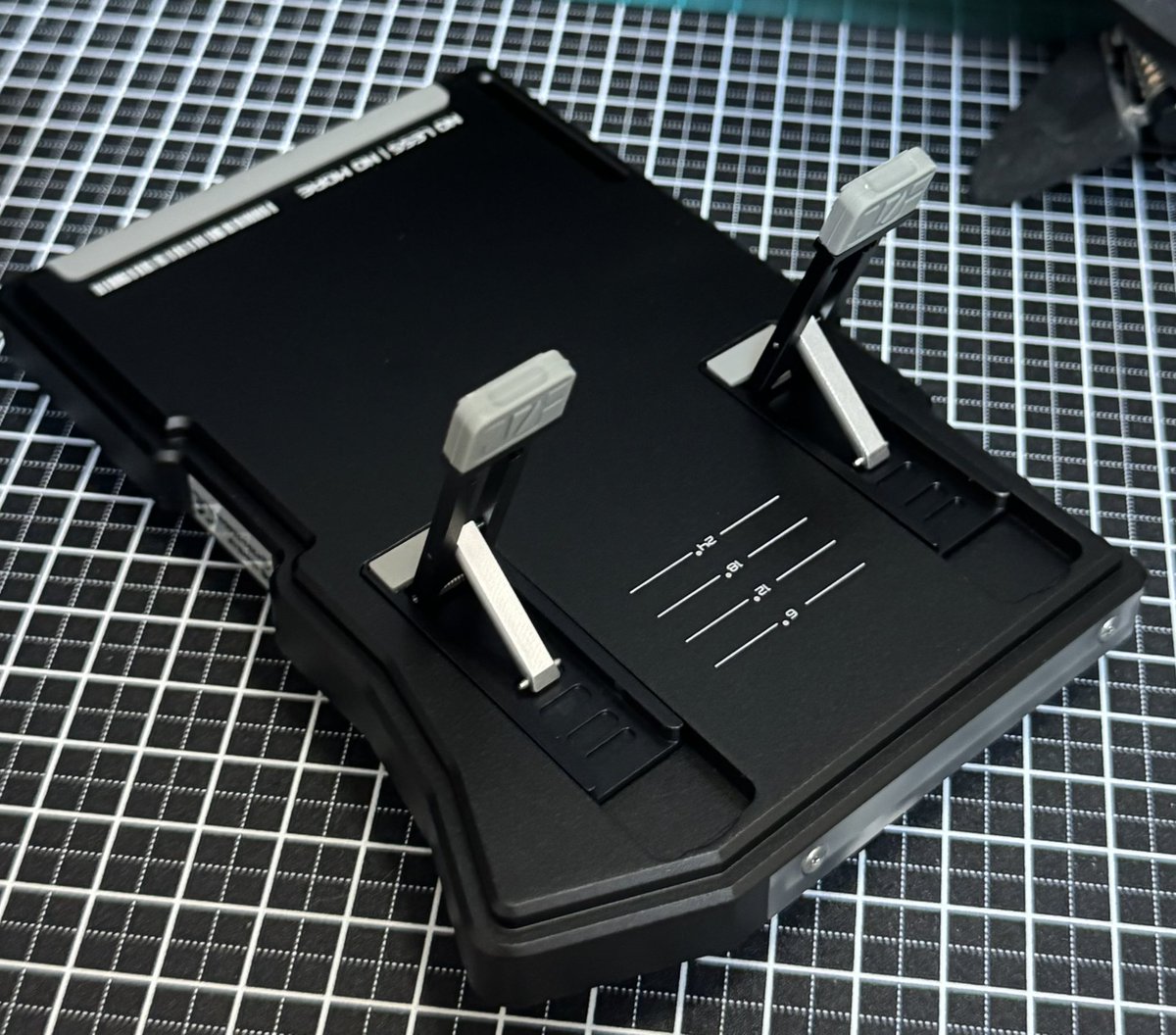 #Cornix テンティング角度調整は4段階。足を完全収納させて平置きもできる。
フレームの質感がしっかりして安定感あるのもいい。

これは長いこと待っただけのことはあるキーボード。良き😊