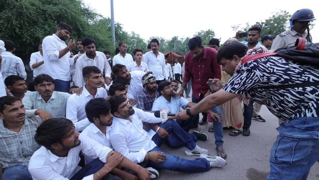 प्रदेश सचिव राजस्थान कांग्रेस, युवा नेता रामनिवास कुकणा जी के नेतृत्व में बीकानेर में हजारों युवा साथियों द्वारा न्याय की मांग को लेकर दिए जा रहे शांतिपूर्ण धरना प्रदर्शन को किसान विरोधी भाजपा सरकार के इशारों पर निर्दोष युवाओं पर किए गए लाठीचार्ज की मैं कड़ी निंदा करता हूं आप ऐसे