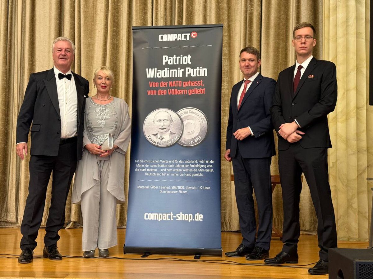 Faschisten hassen Deutschland: Am Geburtstag von Massenmörder Putin haben Rechtsradikale wie Elsässer,Poggenburg,Reichert,Tillschneider in der Botschaft des faschistischen Russland dem russischen Botschafter diese von"compact"gestiftete Putin-Medaille überreicht. Sie kostet 75€.