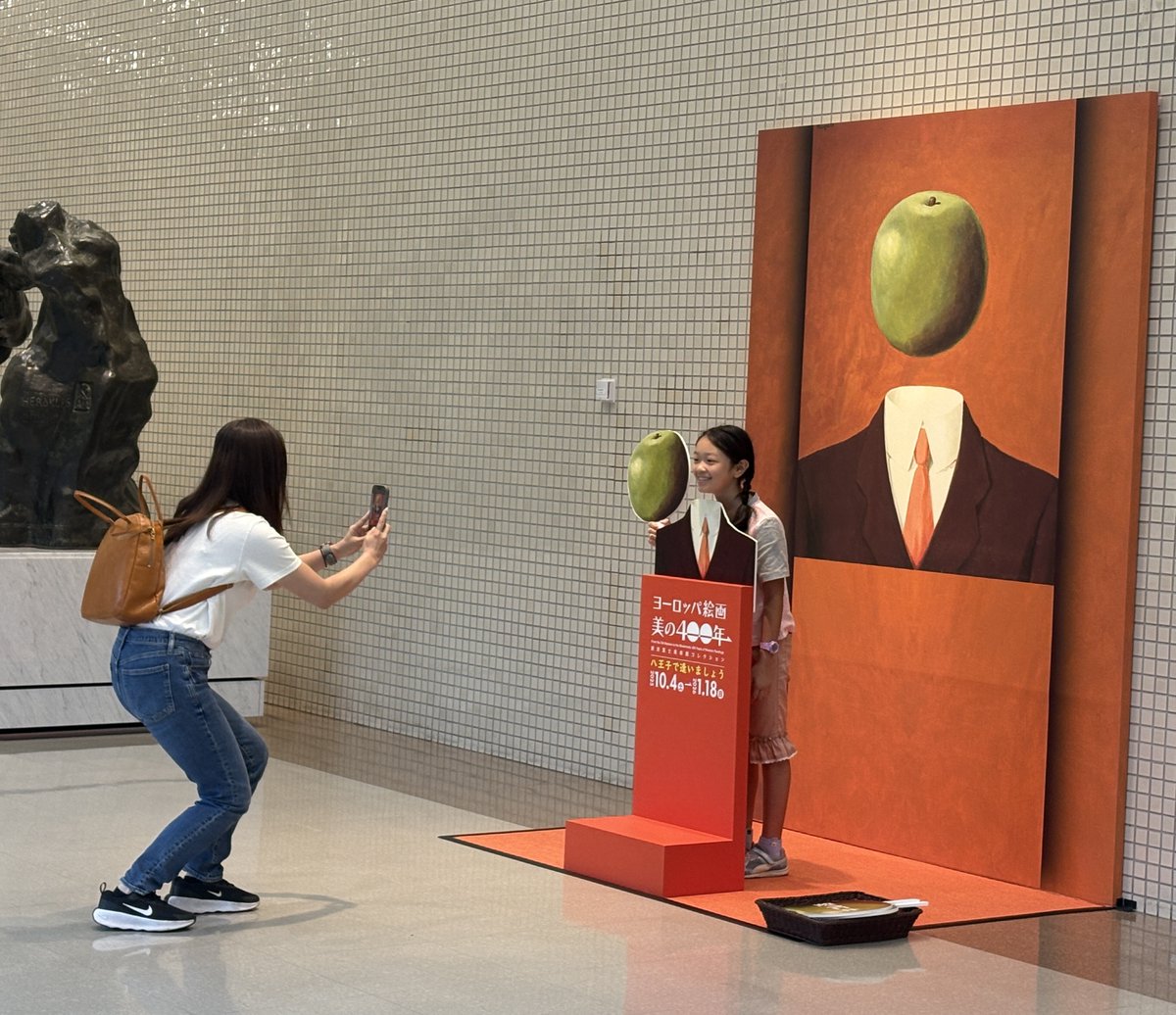 フォトスポット紹介
マグリット《観念》前でシュールな一枚
あなたならどう撮る？
#コレ活 #推しの絵を探しに #八王子で逢いましょう
ヨーロッパ絵画 #美の400年
2026年1月18日（日）まで開催
会場：#東京富士美術館
※写真は来館者の許可を得て掲載しています