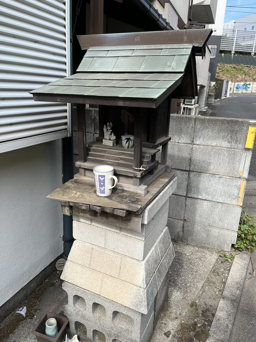 Asailuck's tweet photo. 池の上

昔者天命去来　易姓回天
聖狂迭興　興亡如潮
是以九尾之靈　或為瑞獸　或為凶獣
化禍為祥　轉陰為陽

願此地氣清明
願斯國革故鼎新
願人心不迷於虛聲
而歸於正直與仁愛

若有誠心一念
即為天命所照
陰火為光　妖風為歌
千年狐尾　掃塵而起 https://t.co/tDHKVW4QW4