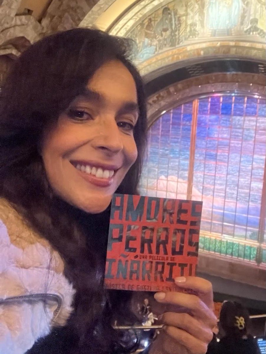 CRomoPelayo's tweet image. ¡Inolvidable noche! 25 aniversario #amoresperros Bellas Artes CDMX 😍🤩 no te pierdas esta magnífica película en la VI @muestradecinemx 7-9 noviembre 2025 @Roma @CasadelCinema  y siguen las celebraciones… Tanti auguri #iñarritu #arriaga é meraviglioso team #amoresperros!!