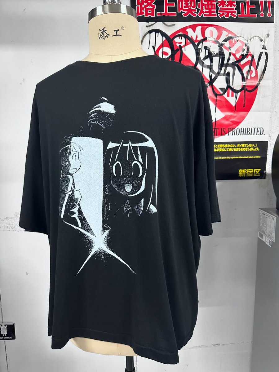 roughsimmons_jp's tweet photo. オーサカナイフTシャツ！
リラックスしたワイドフィットで、柔らかいシアーのブラックコットンジャージー
素材を使用！
https://t.co/LbAA0UBJ8n にて販売！ https://t.co/vvea2WqUP0