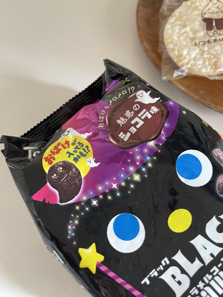 ____N_u_t_s____'s tweet image. 社内給湯室で発見⭐️
ブラック キャラメルコーン
食べて良いのか分からない〜
美味しいらしい🔥←食べちゃいたい〜