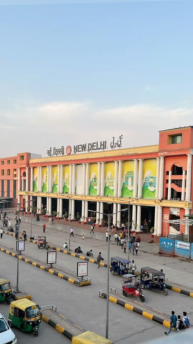 कोई नहीं होता उम्र भर के लिए पास 

शहर भी छोड़ जाते है मुसाफिरों को.....