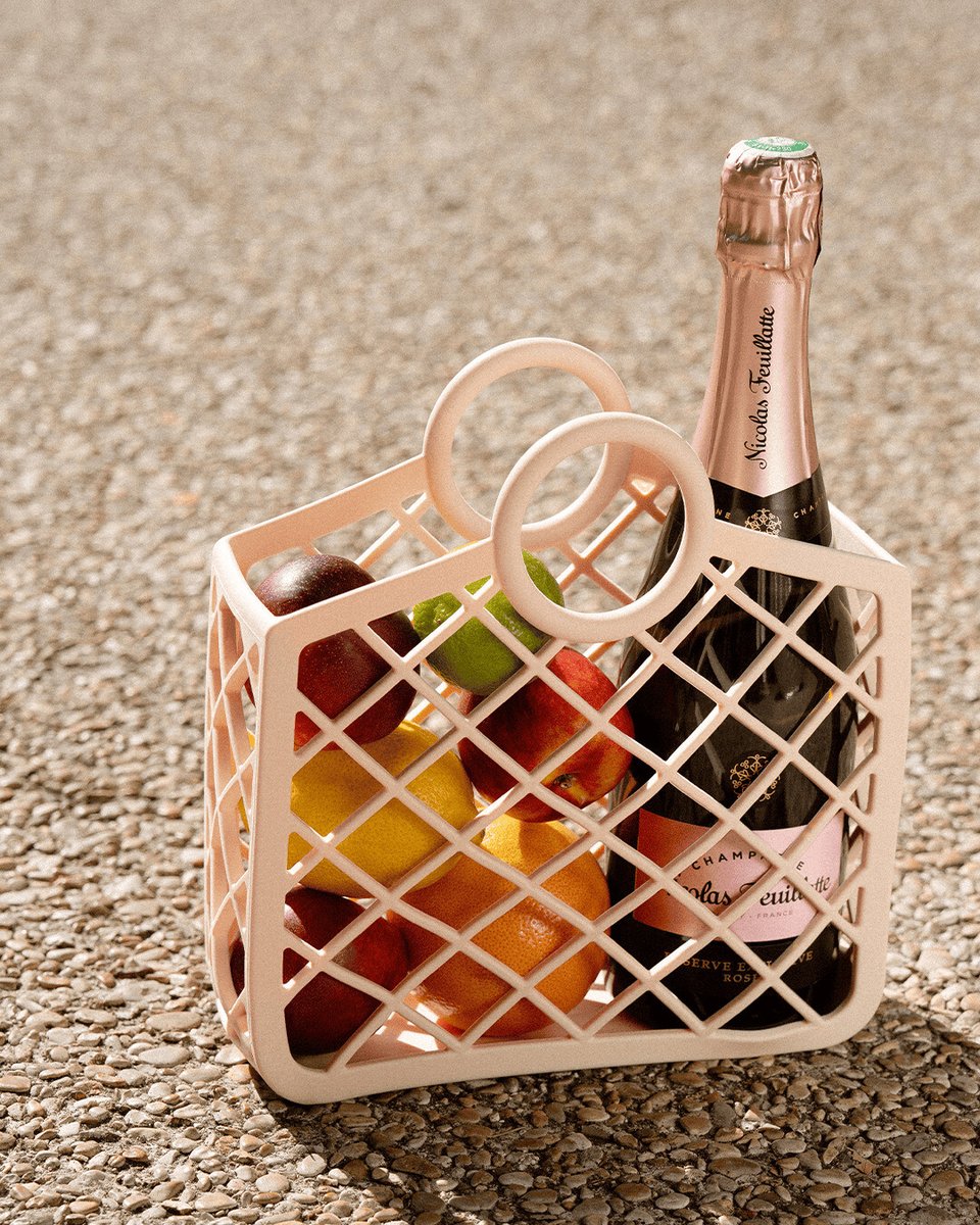 今日はちょっと、自分を甘やかしたい気分。
そんな時は、心がふわっとほどけるひとときを。

#ニコラフィアット のレゼルヴ・エクスクルーシヴ ロゼで、気分はハッピーモードに🍷✨

#nicolasfeuillattejapan #nicolasfeuillatte #champagne #ニコラフィアット #シャンパン #シャンパーニュ