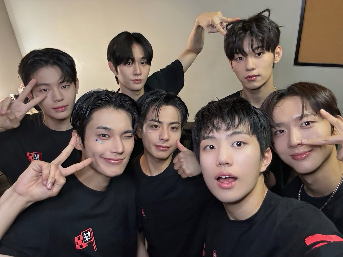 EVNNE_official's tweet image. [📸]
251007
2025 EVNNE CONCERT 
‘SET N GO’ HOUSTON

같이 즐겨준 엔브 고마워요🖤

#EVNNE #이븐
#2025EVNNECONCERT
#SET_N_GO 
#SET_N_GO_TOUR