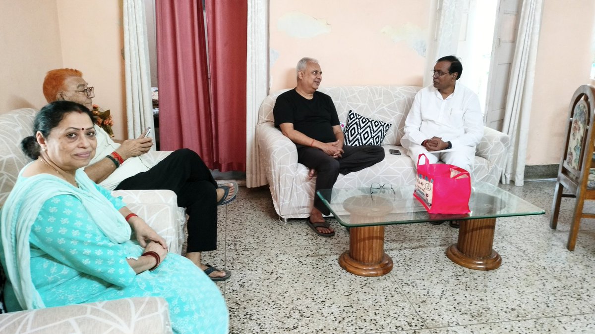 पूर्व सांसद आदरणीय श्री राजेश पाण्डेय 'गुड्डू पाण्डेय' जी से आत्मीय भेंट

आज कसया स्थित उनके निवास पर पूर्व सांसद आदरणीय श्री राजेश पाण्डेय जी से सौजन्य मुलाक़ात का सौभाग्य प्राप्त हुआ।
उनकी सरलता, अनुभव और जनसेवा के प्रति समर्पण भाव ने अत्यंत प्रेरित किया।