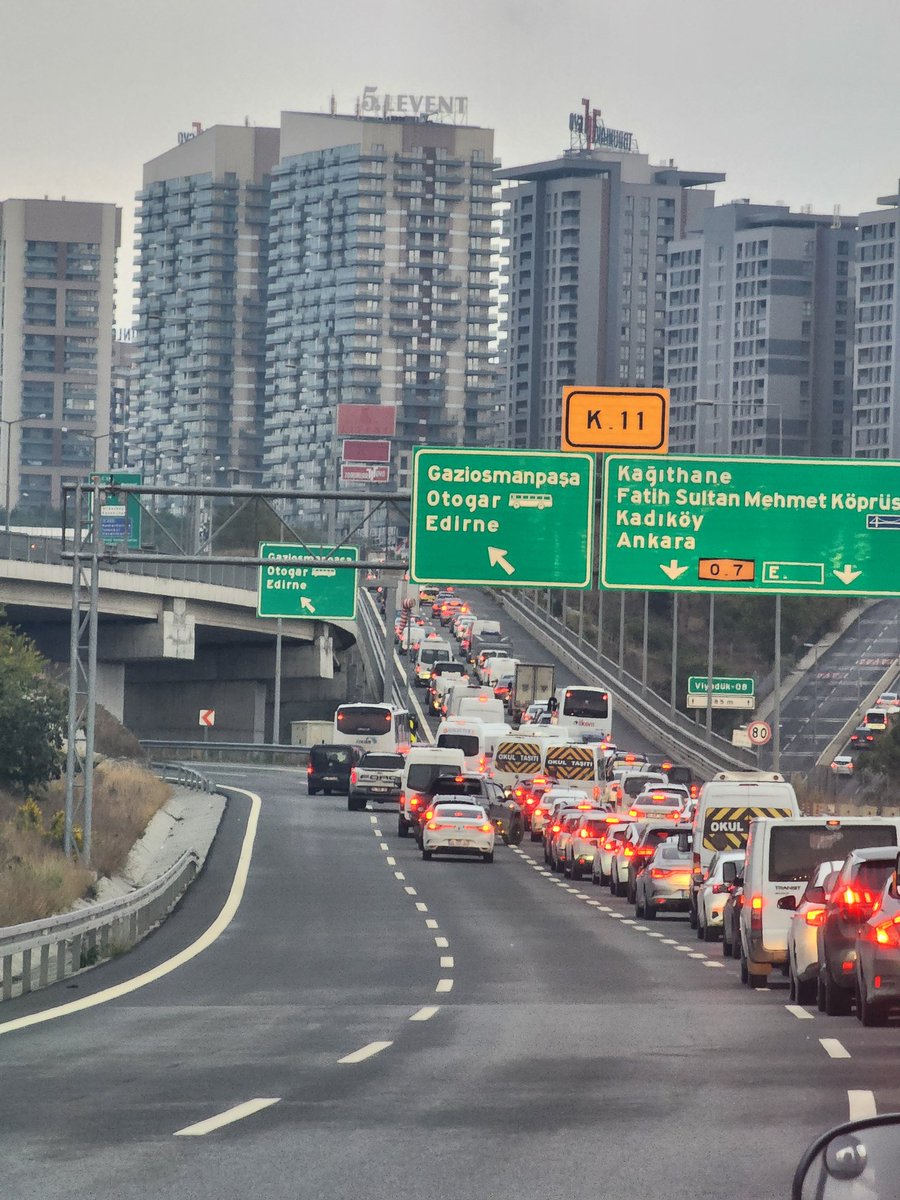 Buraya bi çözüm bulunması gerekiyor 100lerce araç sağ 2 şeritte bekliyor bu yüzsüzler soldan kaynak yapıyor.  <a href="/istanbul_EGM/">İstanbul Emniyet Müdürlüğü</a> <a href="/radyotrafik/">Radyo Trafik İstanbul 104.2</a> #polis <a href="/TC_icisleri/">T.C. İçişleri Bakanlığı</a>
