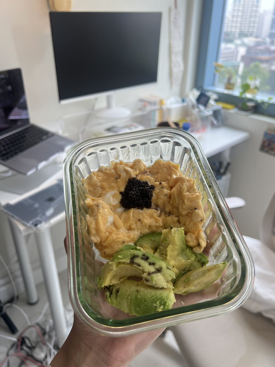 mionmori's tweet photo. 仕事が佳境な今日このごろ、彼氏が届けてくれたお昼がキャビア弁当で神🍱 https://t.co/KFQcXoIL6D