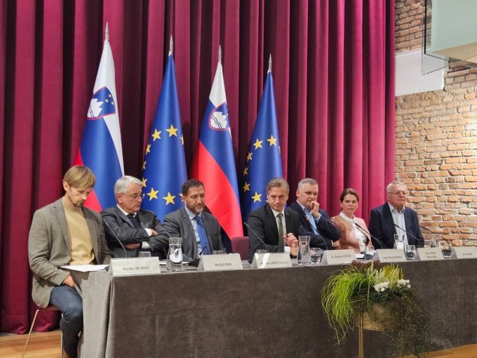 (VIDEO) “Das (Der op. av.) Untergang ” – Kako je Janez Janša “videl” včerajšnji obisk vlade v Savinjski dolini?
strogo-zaupno.si/politika/video…