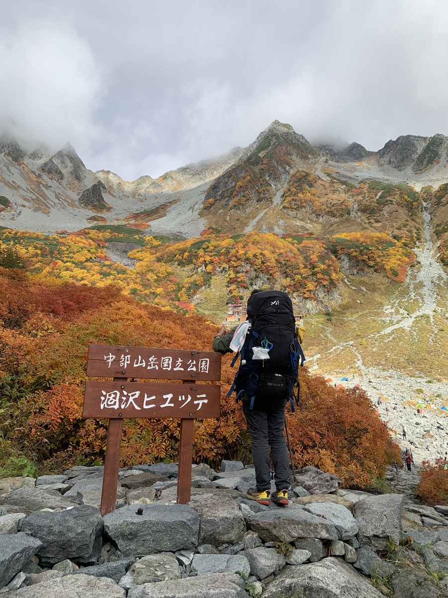 powder_hiroki's tweet photo. 涸沢カールの紅葉綺麗すぎ！！
曇っててこの鮮やかさはやばい。 https://t.co/38DOKyOPC4