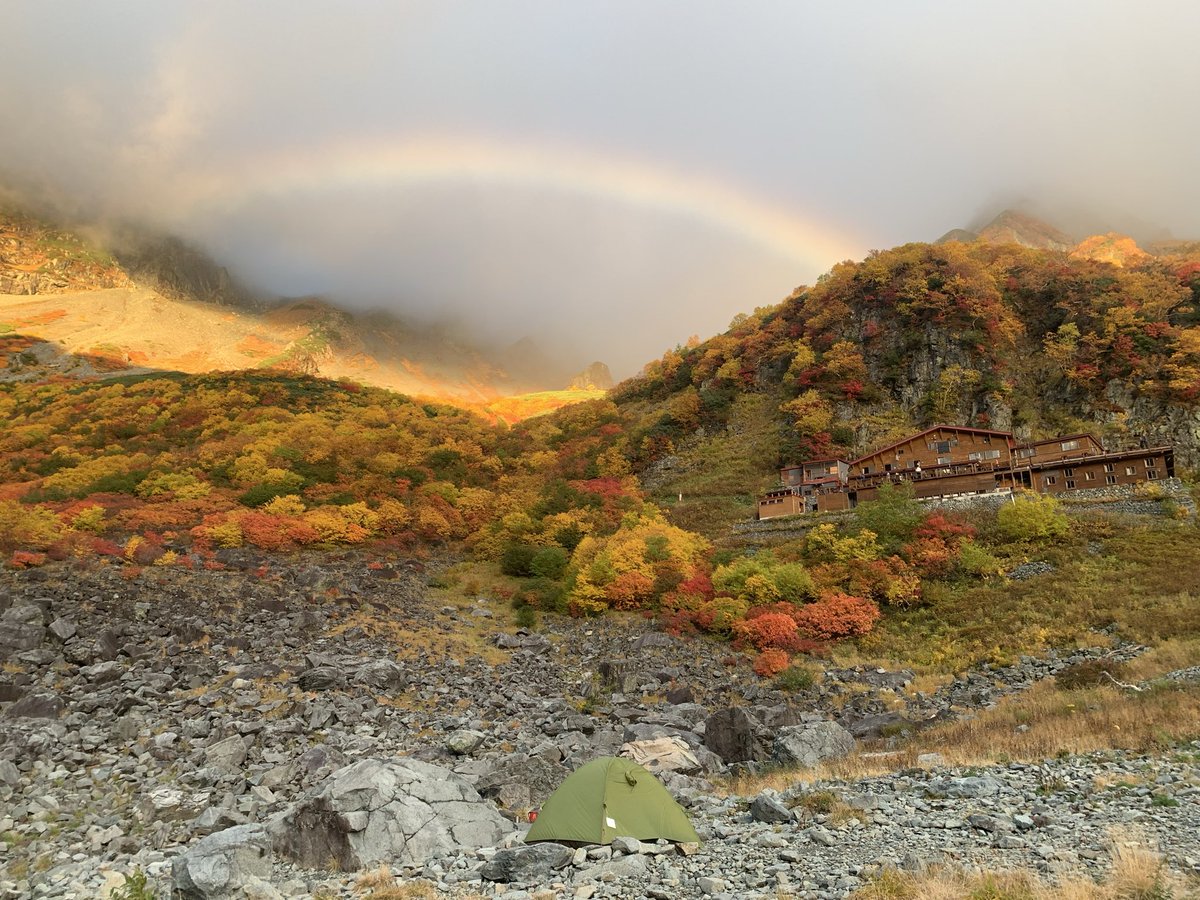 powder_hiroki's tweet photo. 涸沢カールの紅葉綺麗すぎ！！
曇っててこの鮮やかさはやばい。 https://t.co/38DOKyOPC4