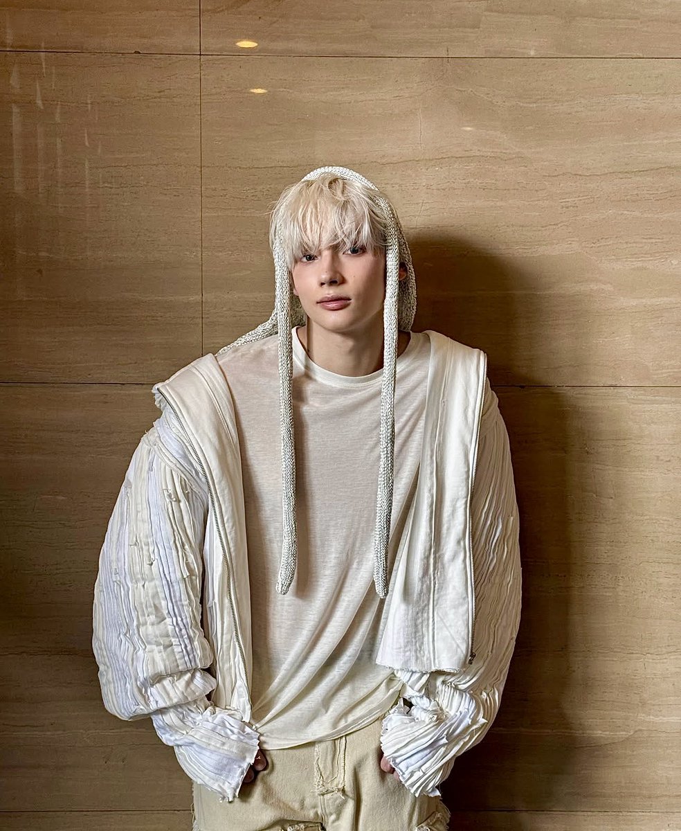 dylanggcrave's tweet photo. TXT member Hueningkai is currently going viral for being the greenest flag, hot, talented, wholesome, generous. unproblematic, respectful, genuine, and charismatic — THE standard for a kpop idol. Everyone needs a Hueningkai in their life! https://t.co/Qb21GbZCkZ