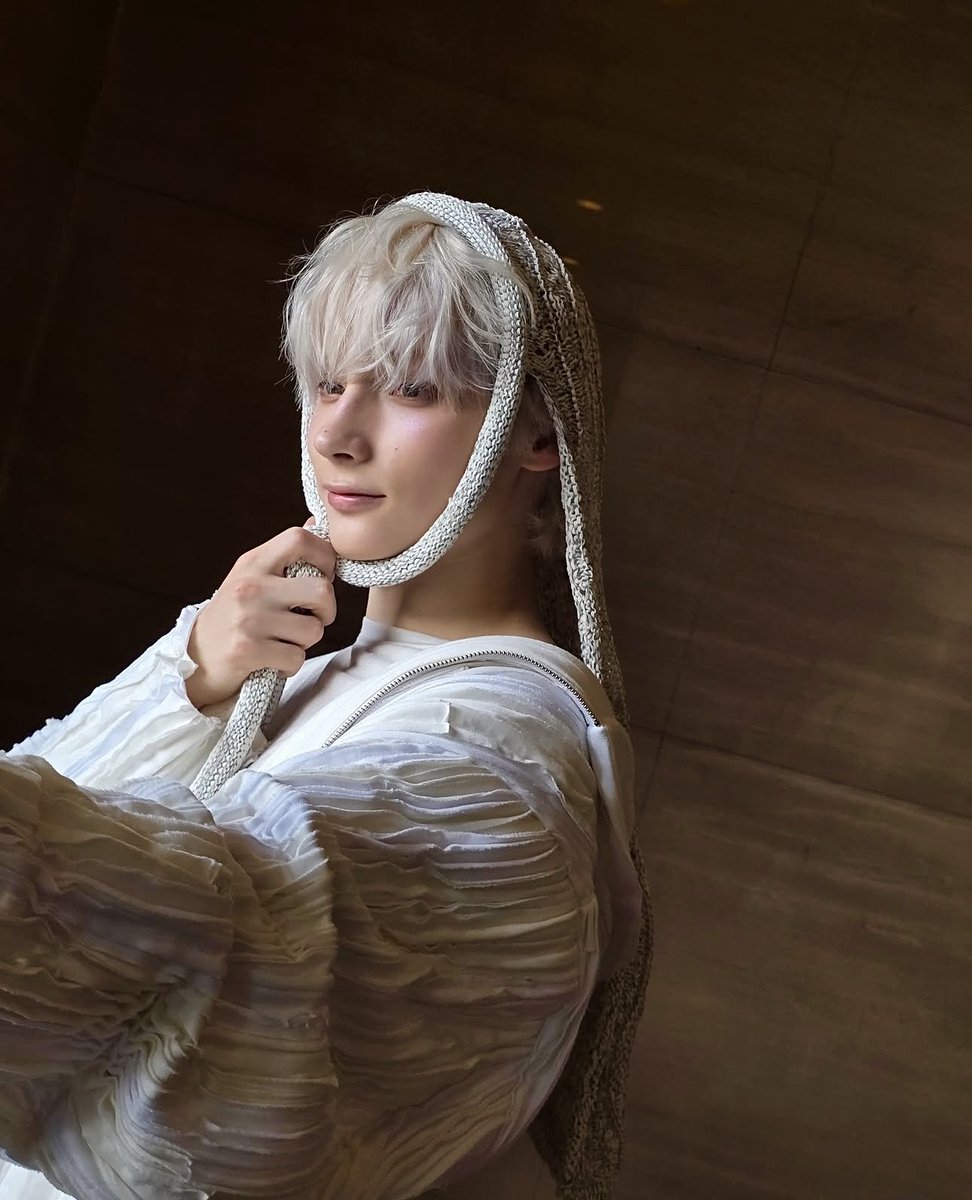 dylanggcrave's tweet photo. TXT member Hueningkai is currently going viral for being the greenest flag, hot, talented, wholesome, generous. unproblematic, respectful, genuine, and charismatic — THE standard for a kpop idol. Everyone needs a Hueningkai in their life! https://t.co/Qb21GbZCkZ