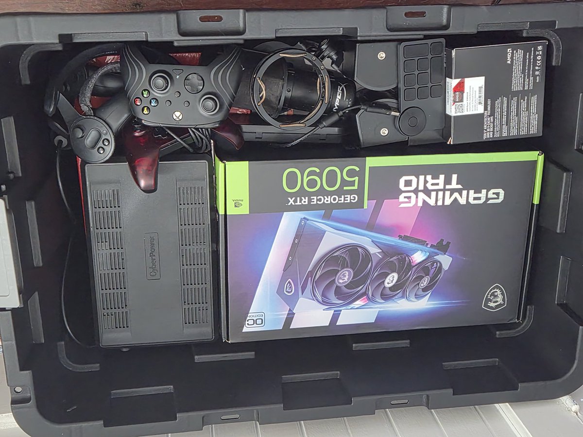 AggeloiDante's tweet photo. Moved to the city! Big house and big future to come 🫡 #hyte #silverwolf #xpen #rtx5090 #msi https://t.co/Rk3DB4lGby