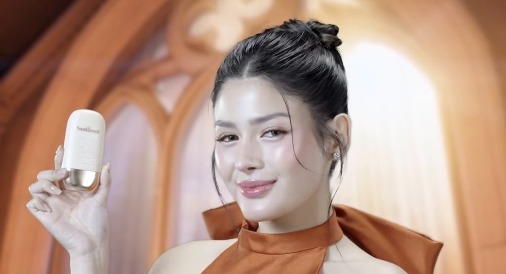 AzRalphOFC's tweet photo. To support AZ’s new endorsement and twitter party: 

Retweet, like and reply “She AZ glowing!” fifty times using the tag! 

SHINE WITH BarefAZed
#AzMartinez | @_AZMartinez https://t.co/nN1BGwKn3m