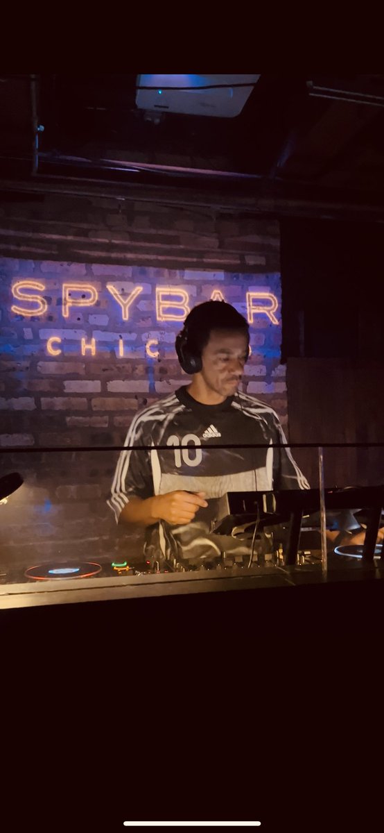 FSiqueira6's tweet image. Amazing to be back at SpyBar last weekend as support for 🇧🇷@roddylima Chicago debut!
To everyone who came out to support, dance and to all the staff at @spybar , Thank you / Obrigado! 💛💚

Hope to see y’all soon! #spybar #chicago