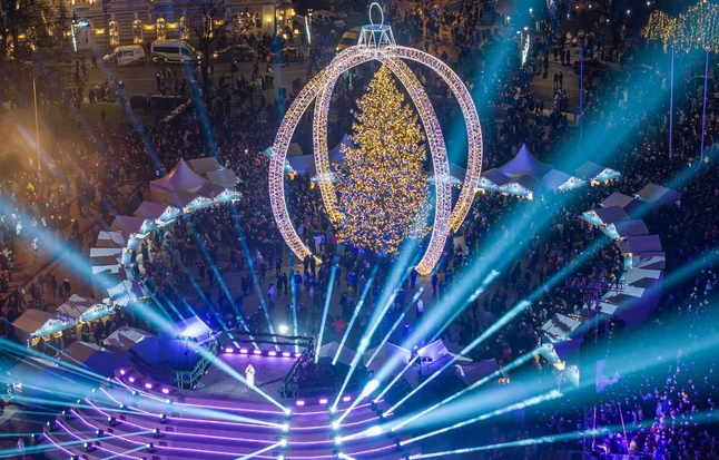 euro_tour's tweet image. 🇱🇹ヴィリニュス、大聖堂広場の『#クリスマスマーケット ２０２５🎄✨』11/29～12/28　クリスマスの装飾品やギフト、りんご飴や地元のチーズなどを売る、50軒以上の屋台が並びます♪ #ヴィリニュス #Vilnius
👉govilnius.lt/christmas-in-v…
➡リトアニアのホテル：euro-tour.co.jp/luxury-hotel/l…