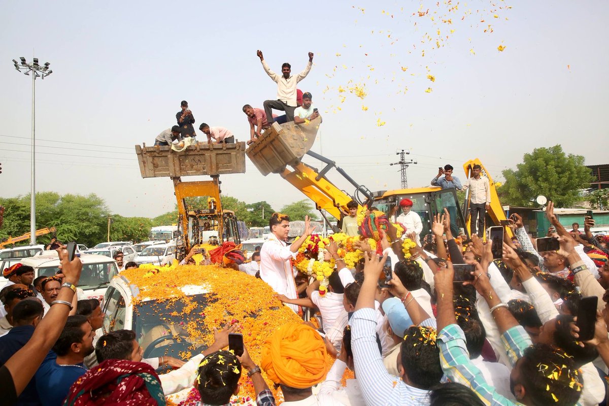 अजमेर कांग्रेस कार्यकर्ताओं द्वारा हिंदुस्तान के लोकप्रिय नेता #श्री_सचिन_पायलट_जी का आज सुबह जोरदार स्वागत किया गया 
<a href="/SachinPilot/">Sachin Pilot</a>