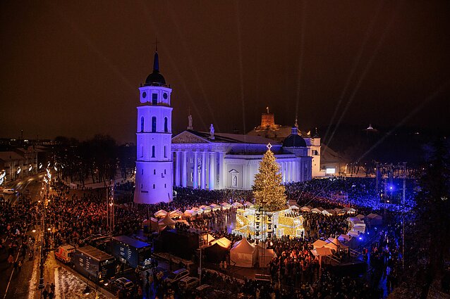 euro_tour's tweet image. 🇱🇹ヴィリニュス、大聖堂広場の『#クリスマスマーケット ２０２５🎄✨』11/29～12/28　クリスマスの装飾品やギフト、りんご飴や地元のチーズなどを売る、50軒以上の屋台が並びます♪ #ヴィリニュス #Vilnius
👉govilnius.lt/christmas-in-v…
➡リトアニアのホテル：euro-tour.co.jp/luxury-hotel/l…