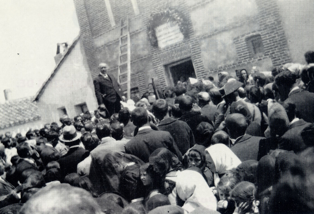 orgullomostoles's tweet photo. ¡Buenos días Móstoles! 2 de mayo de 1924. Un orador se dirige al pueblo frente a la casa de Andrés Torrejón en un emotivo homenaje a los héroes del Dos de Mayo. Pongamos que hablo de #Móstoles ¿Te imaginas escuchar aquel discurso entre tantos vecinos orgullosos? https://t.co/RrPKegrznR