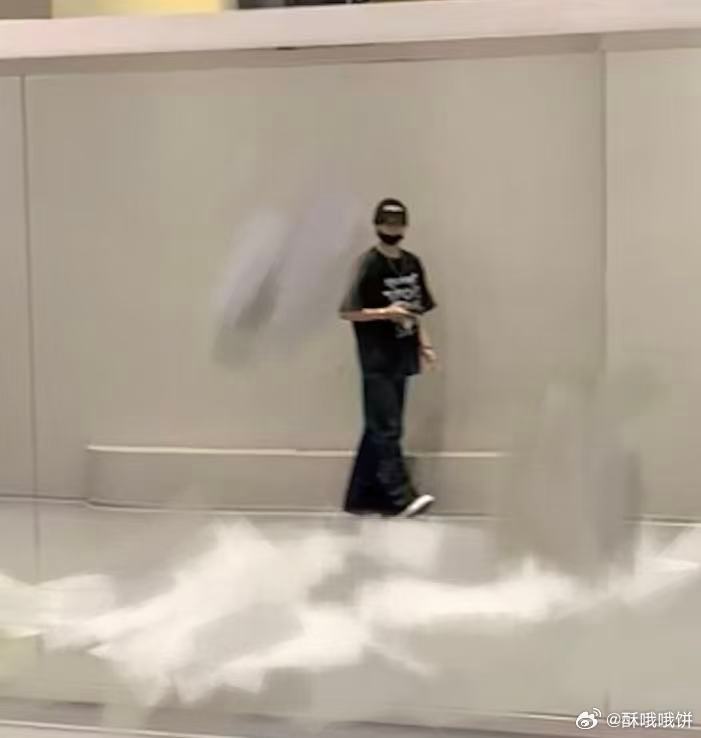 LY_LEADER_CIIU's tweet image. มีคนพบน้องซีเจี๋ยไปซ้อมเต้นอยู่ในกลุ่มเด็กผู้ชายค่ะ🥹🥹 ดีใจที่น้องยังใช้ชีวิตปกติขอให้มีความสุขกับทางเดินต่อจากนี้ขอให้ทางเดินของเธอมีแต่แสงสว่างสดใสและราบรื่นนะ✨️

อยากกลับมาเมื่อไหร่กลับมานะ ..ยังรอเสมอ
🔖weibo.com/7987198210/521…
#Lixijie  #CIIU 
#jyp #jypchina