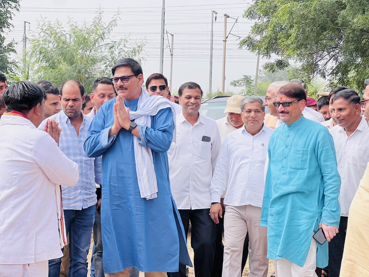 DhirendraGBN's tweet photo. अद्भुत आत्मीयता। #MLAJewar
#Devta #GreaterNoida #Jewar https://t.co/AR0sYtaFFP