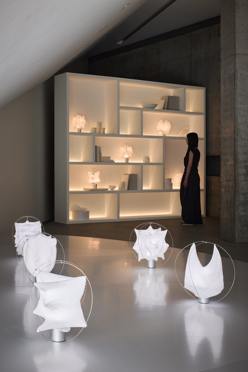 2121DESIGNSIGHT's tweet photo. 【開催中|ギャラリー3】
ギャラリー3では、2025年10月1日より「TYPE-XIII Atelier Oï project by A-POC ABLE ISSEY MIYAKE:一枚の布から生まれる、新しい光のかたち」を開催しています。
DOCUMENTSでは会場の様子をご覧いただけます。
https://t.co/HigVkRk9JF
©︎ISSEY MIYAKE INC.
#gallery3 https://t.co/4OBqKhact7