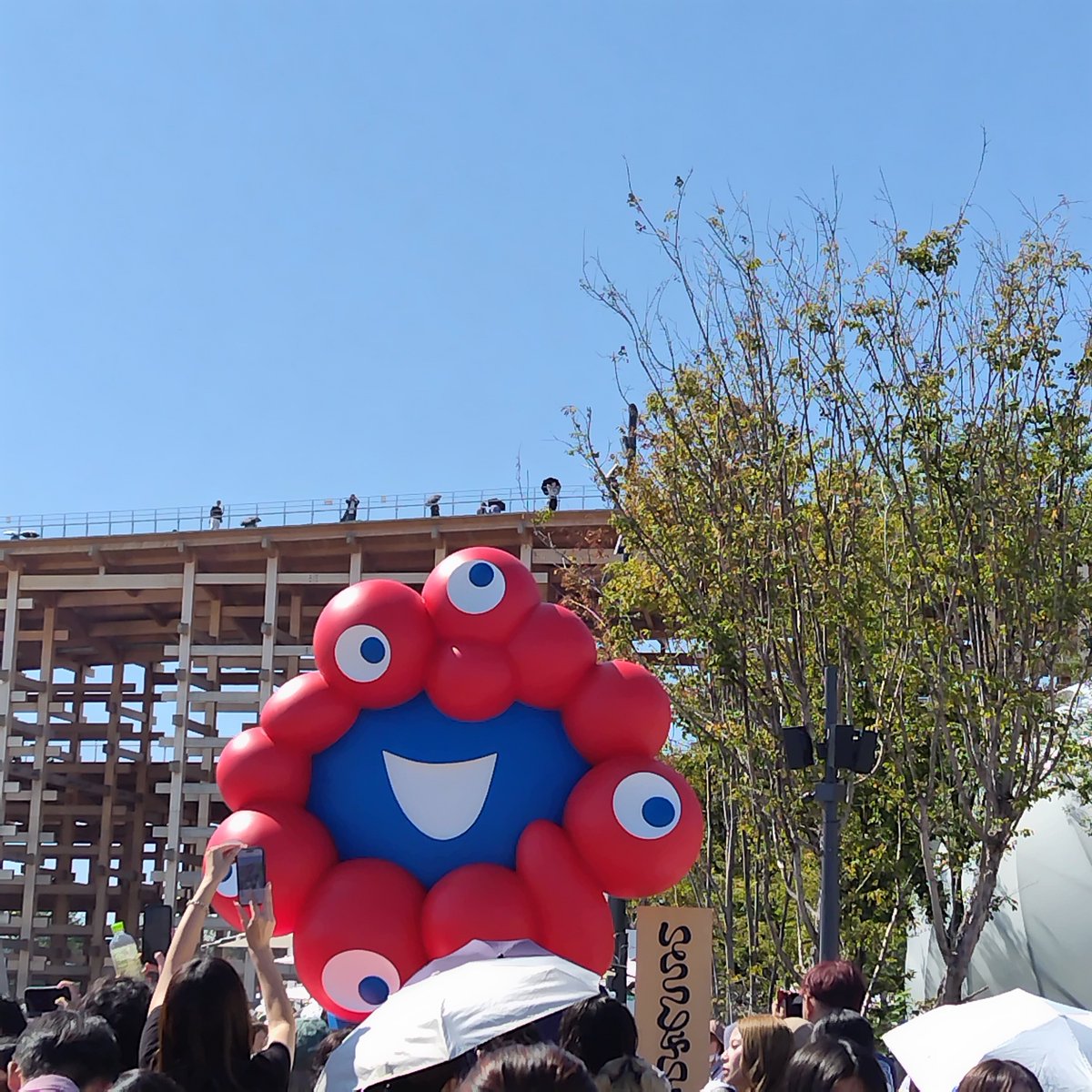 08daiya29's tweet photo. 万博、昨日行きましたがパビリオンの予約を何回かしても取れないから何処も予約無しで行ったけど、予約無しで並ぼうとしても入場規制ばかりで並ぶこともできず歩き周るだけ
並べない万博でした。残念。
#万博 https://t.co/f4vRYaxjne