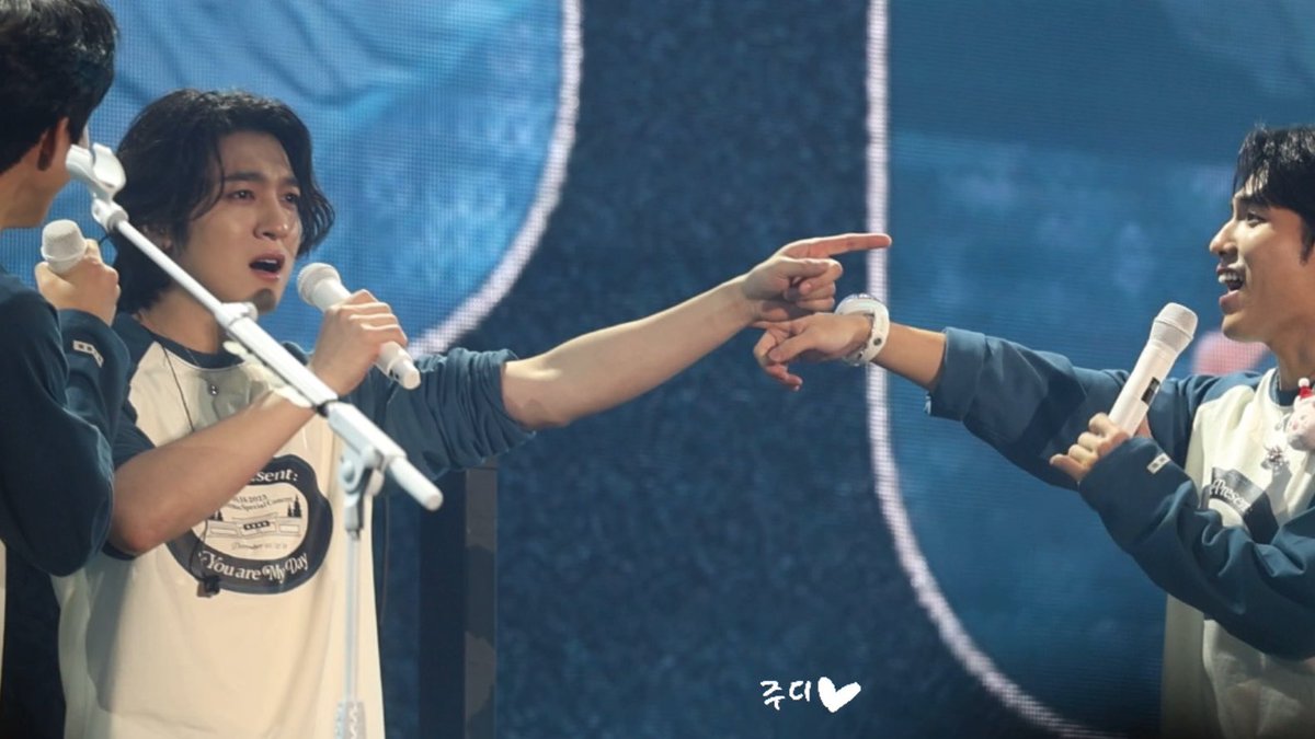 울면서 극대노 << 때문에 미치게 웃는 중